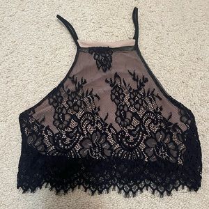 4SI3NNA Lace Crop Top